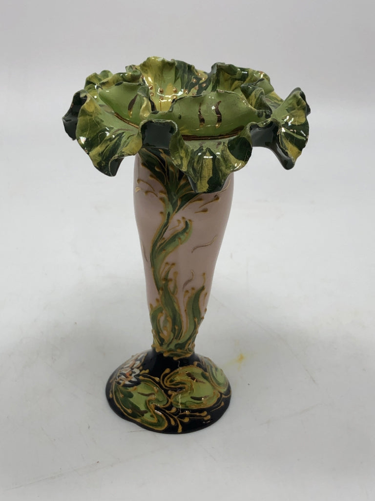 VTG FLORAL CERAMIC VASE W/RUFFLE TOP.
