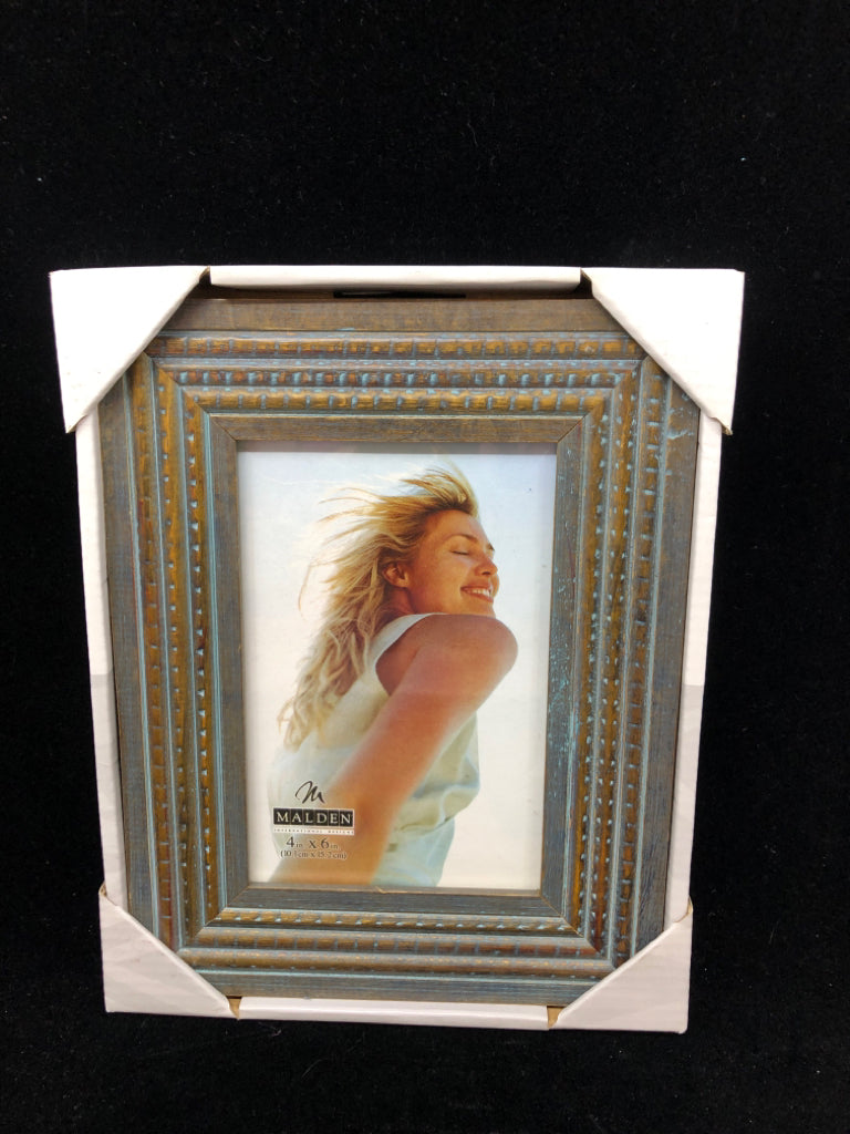 NIP DISTRESSED BLUE & GOLD PICTURE FRAME MALDEN.
