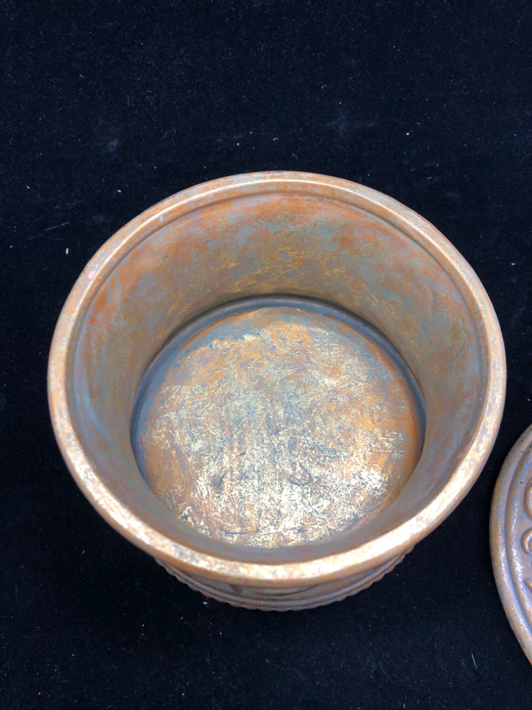 ROUND GOLD FLORAL KEEPSAKE BOX W/ LID.