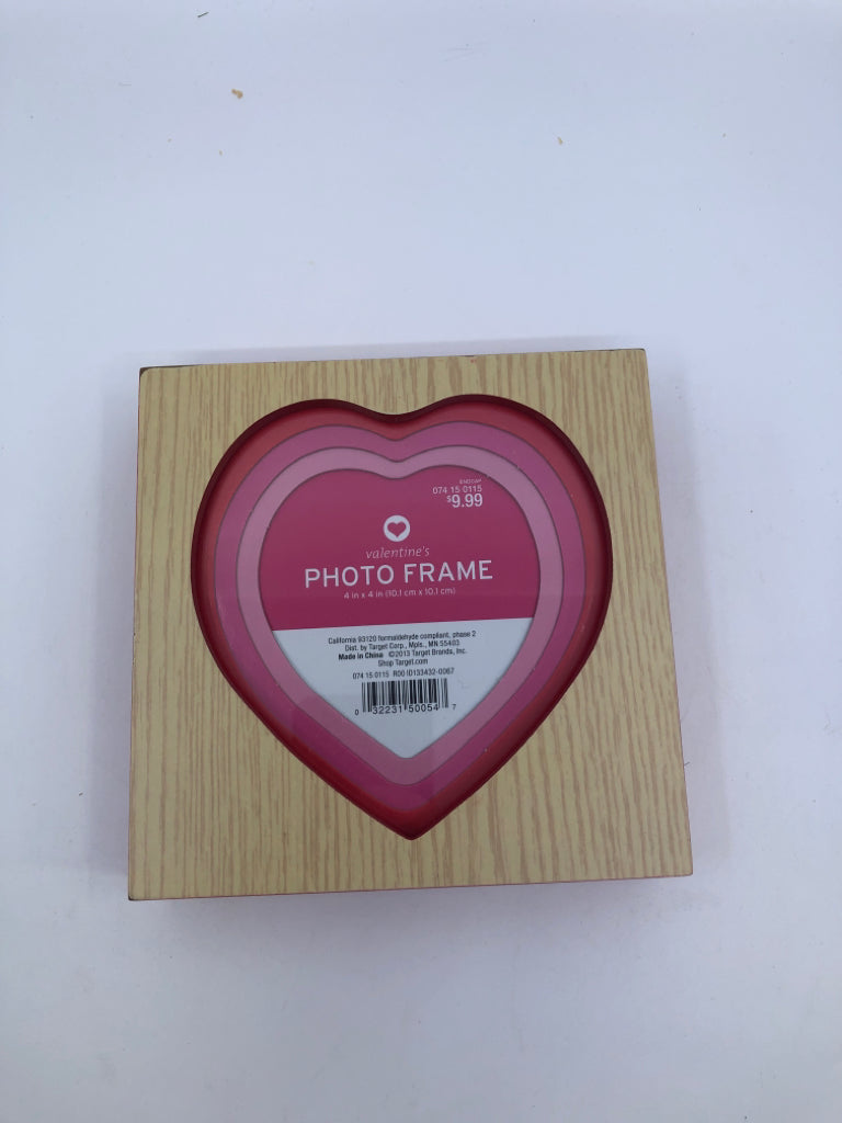 WOOD/GLASS HEART PICTURE FRAME.