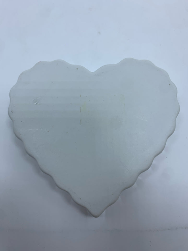 HIC OVEN TO TABLE PORCELAIN HEART DISH.