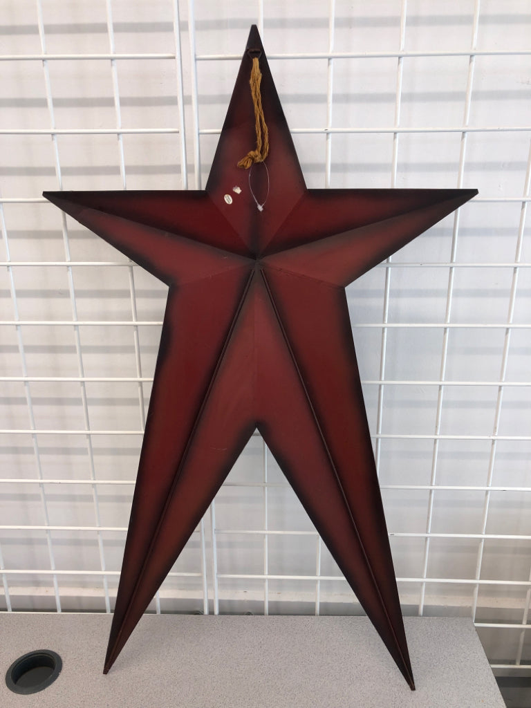 PRIMITIVE RED METAL STAR.