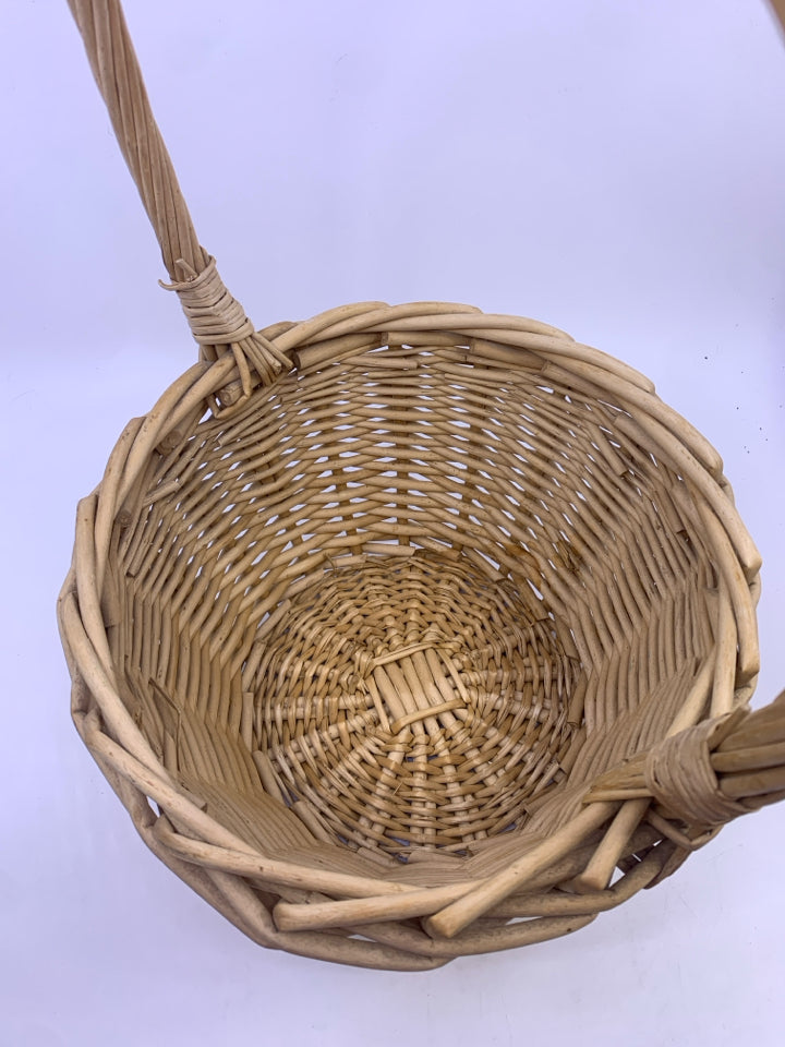 BLONDE CIRCLE BASKET W/ LONG HANDLES.