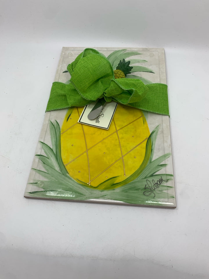 PINEAPPLE TILE CHEESE BOARD W/SPREADER.