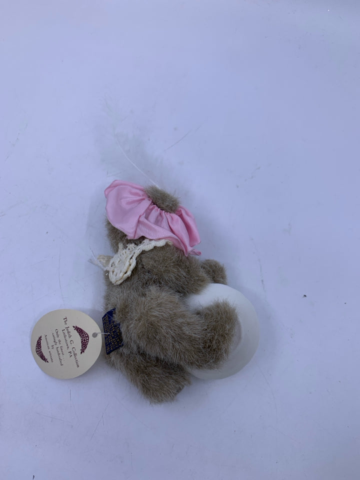 MINI GREY BEAR W/ FEATHER HAT/TEACUP.