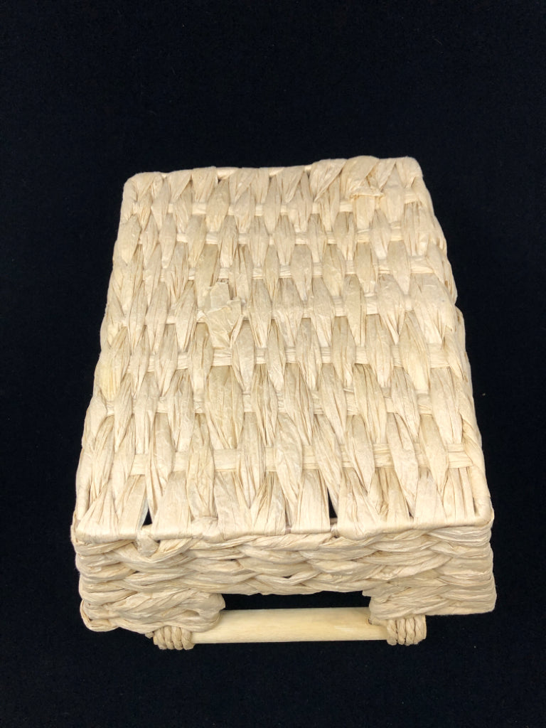 WOVEN BASKET W/DOWEL HANDLES.