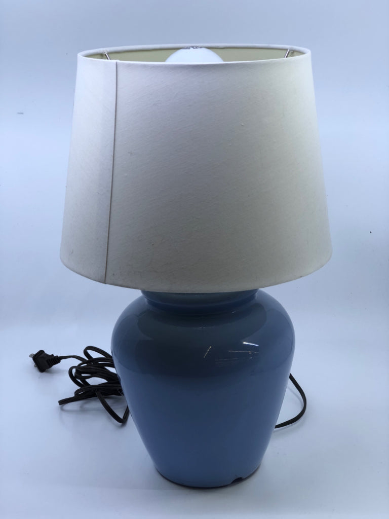 BLUE CERAMIC BASE LAMP W/ WHITE SHADE.