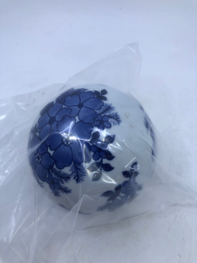 1 BLUE/WHITE FLORAL CENTERPIECE FILLER BALLS.