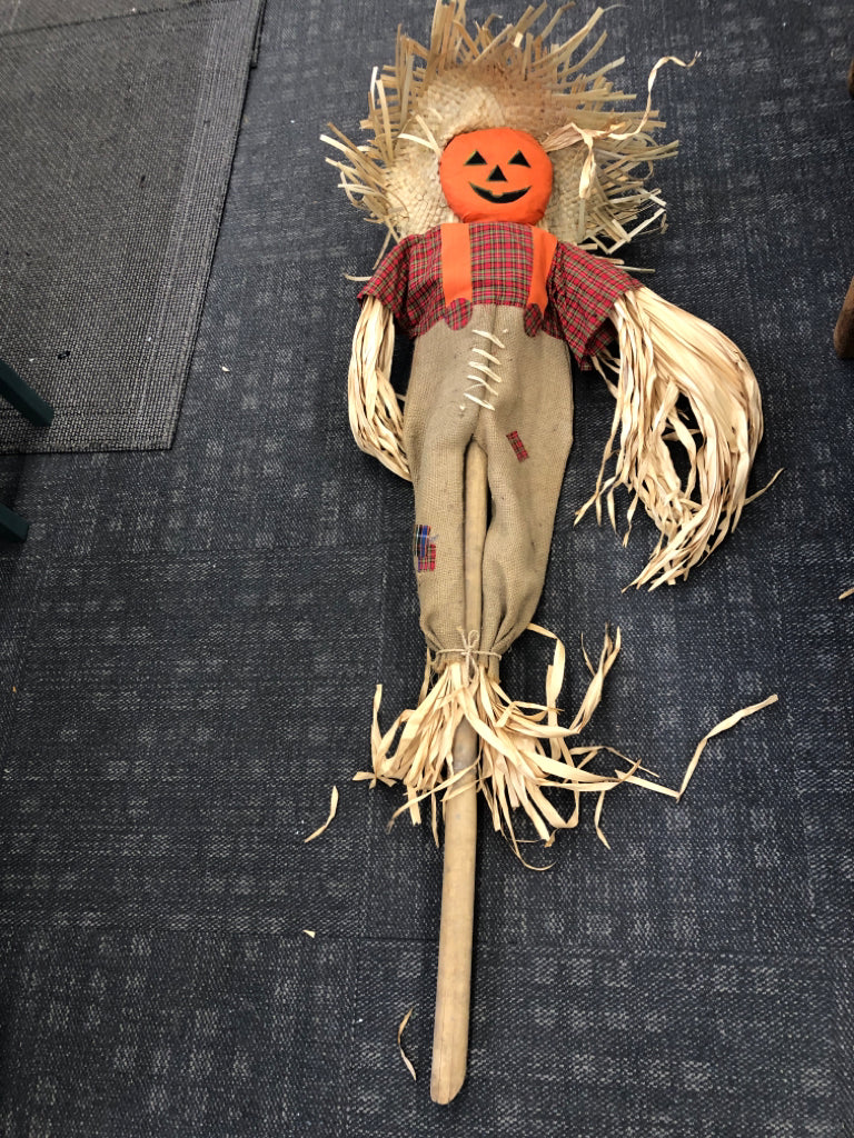 PUMPKIN HEAD SCARECROW STAKE.
