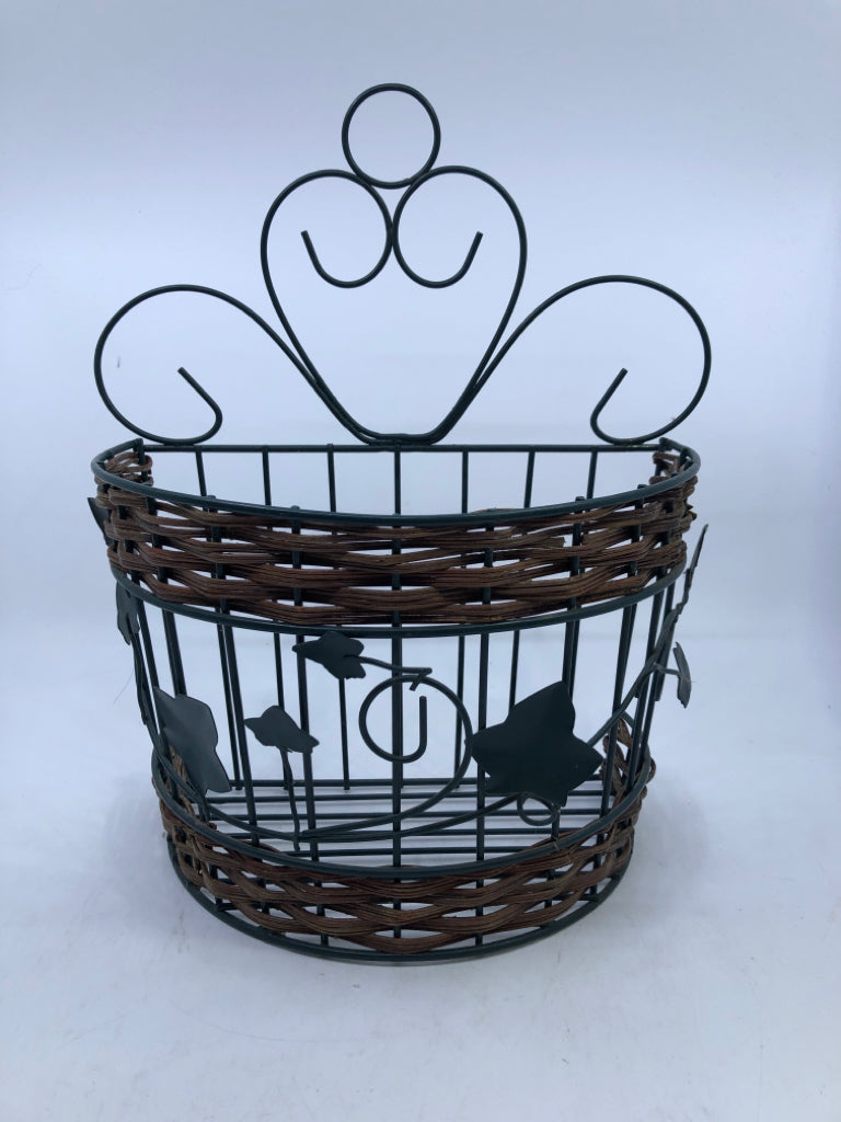 GREEN METAL WIRE WOOD WEAVE WALL BASKET.