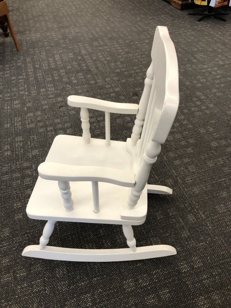 CHILDRENS WHITE WOOD ROCKING CHAIR.