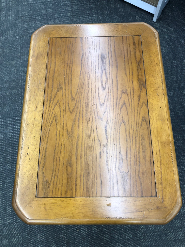 VTG WOOD SIDE TABLE W/SHELF, HANDLE DETAILS.