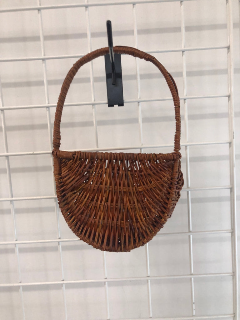 ROUND WICKER WALL BASKET.