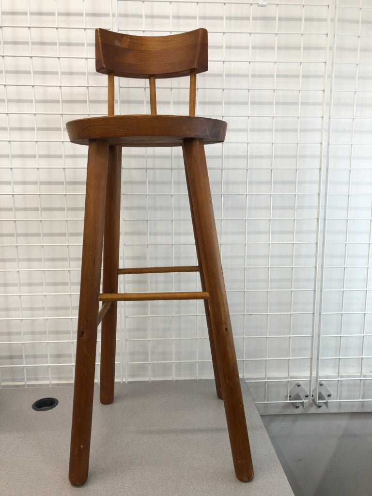 VTG-STYLE WOODEN BAR STOOL.