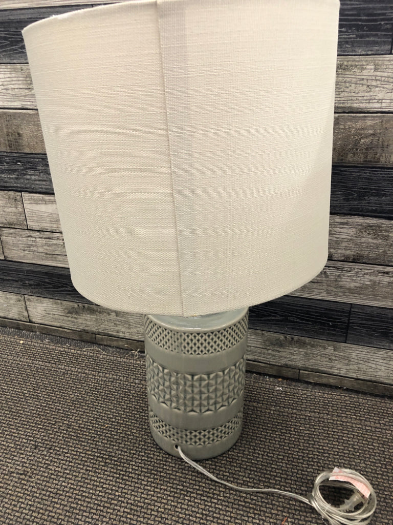 GREY CERAMIC TEXTURED LAMP W/ TAN SHADE.