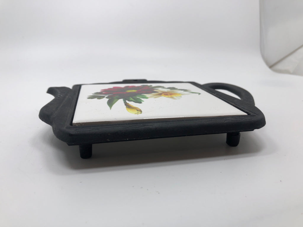 BLACK METAL TRIVET TEAPOT/RED & WHITE FLOWER.