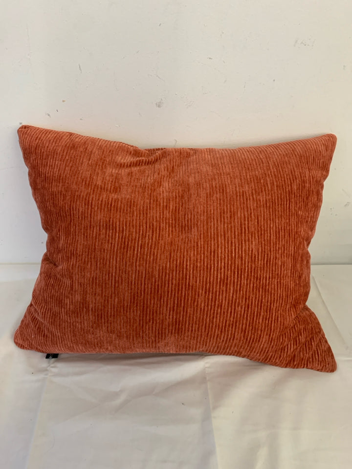 RED RECTANGLE RIBBED PILLOW.