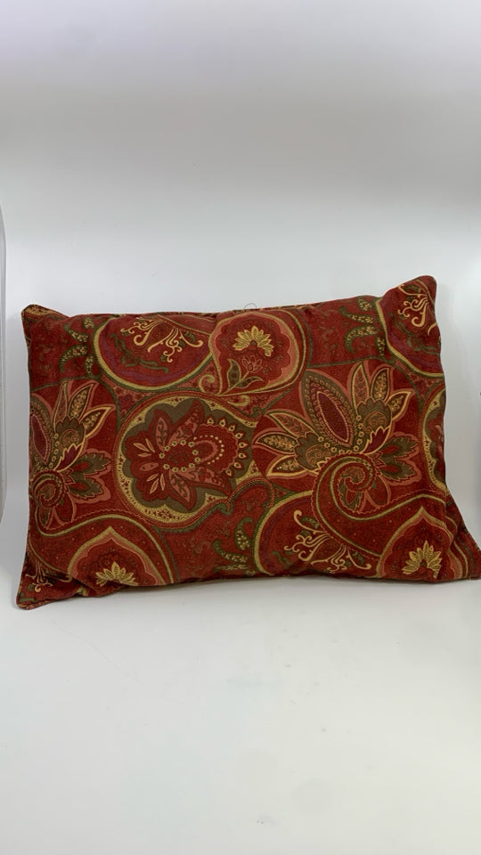 RED RECTANGLE ACCENT PILLOW W/FLORAL DESIGN.