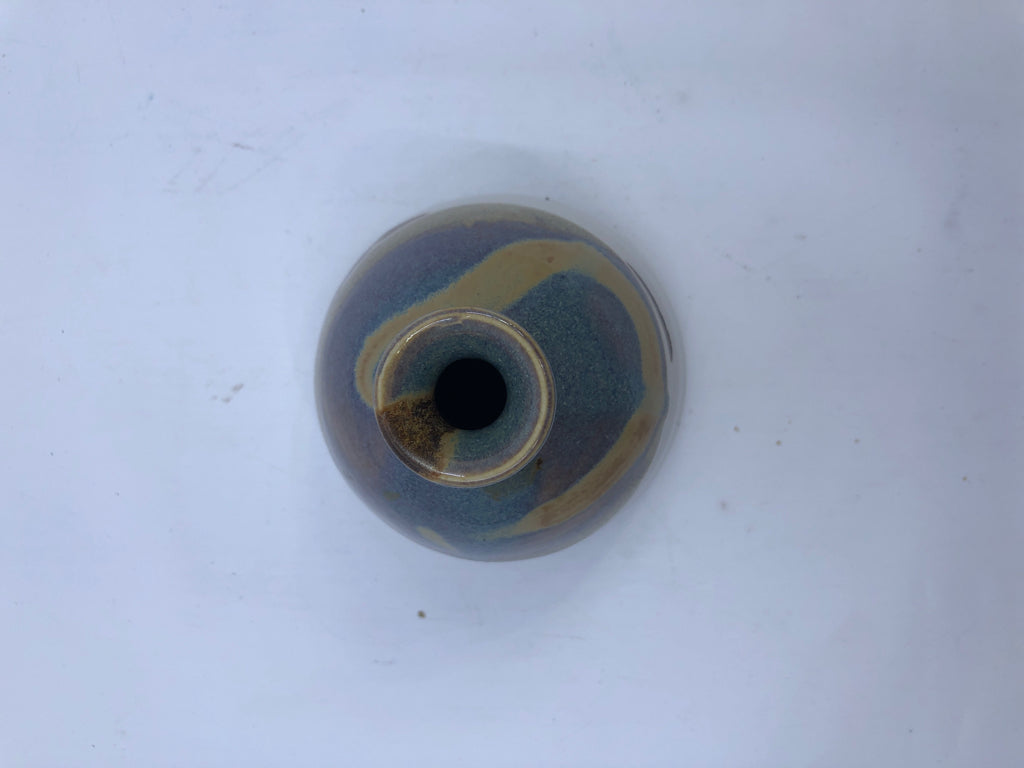 CREAM BOTTOM W/ BLUE,PURPLE,TAN TOP POTTERY VASE.