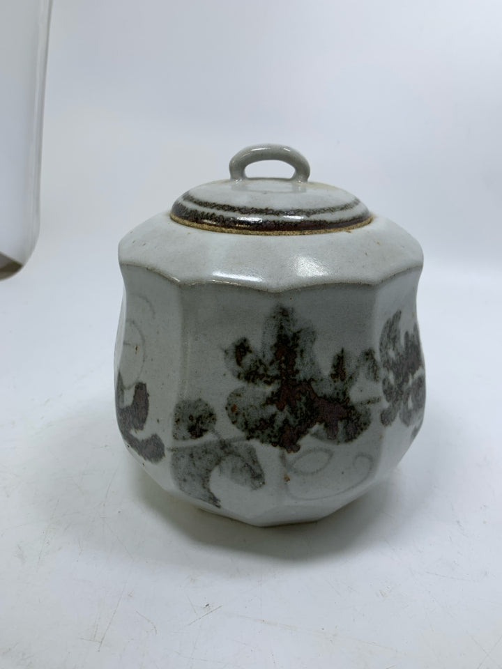 OFF WHITE W/ DARK GRAY LEAVES SHORT CANISTER.