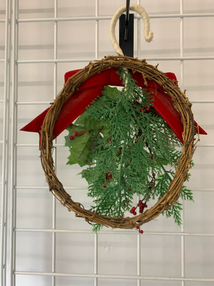 SMALL WREATH WALL HANGING.