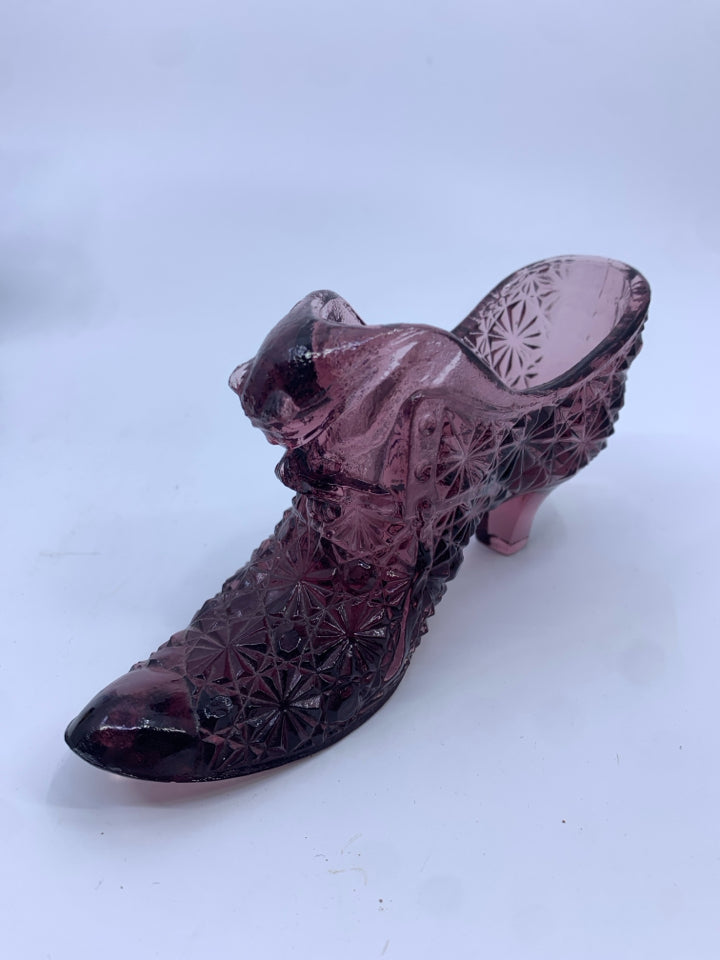 VTG PURPLE STAR PATTERN GLASS SHOE.