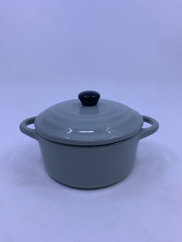 MUTE GREEN SMALL BAKER W LID AND HANDLES.