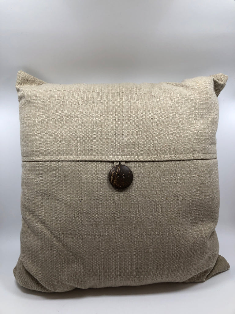 BEIGE TEXTURED THROW PILLOW W/BROWN BUTTON.