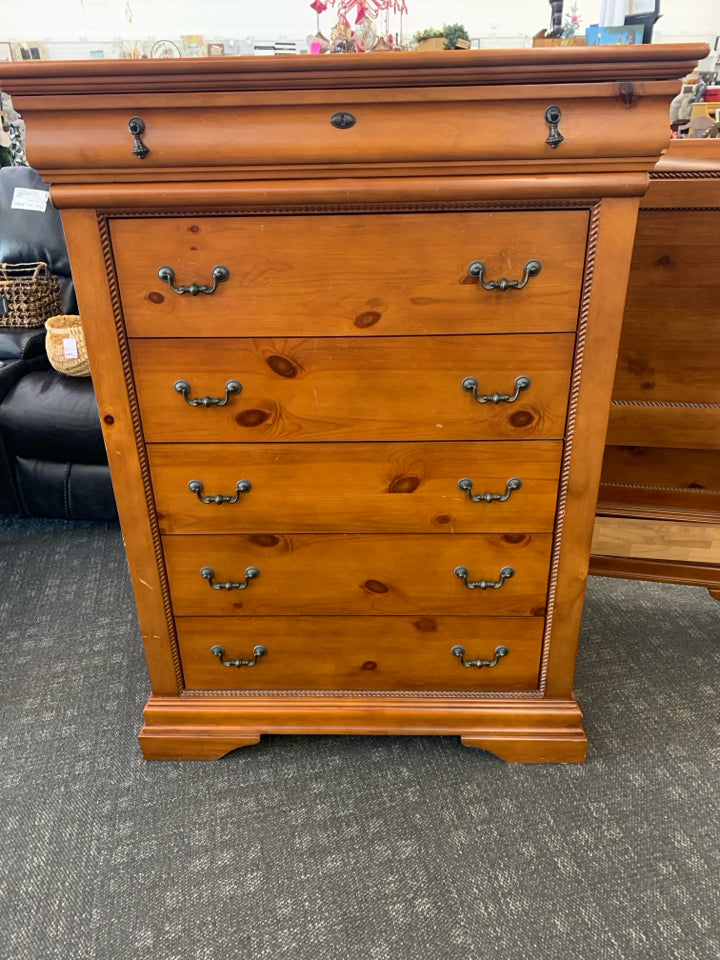 6 DRAWER CHEST W/ BLACK HARDWARE.