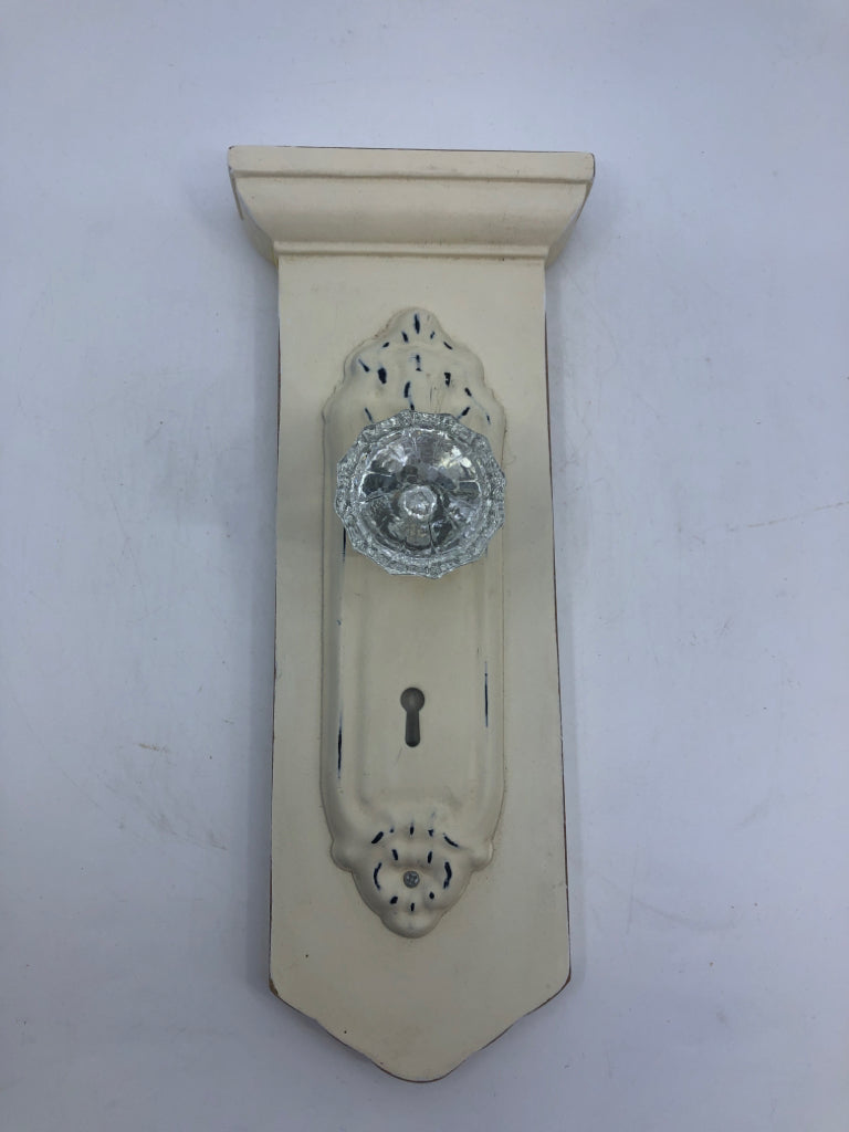 WHITE WOOD FAUX DOOR KNOB WALL HANGING.