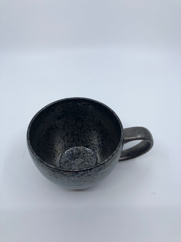 METALLIC STONEWARE PATTERN MUG.