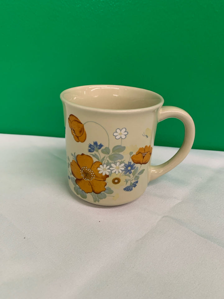 VTG TAN ORANGE FLORAL MUG.
