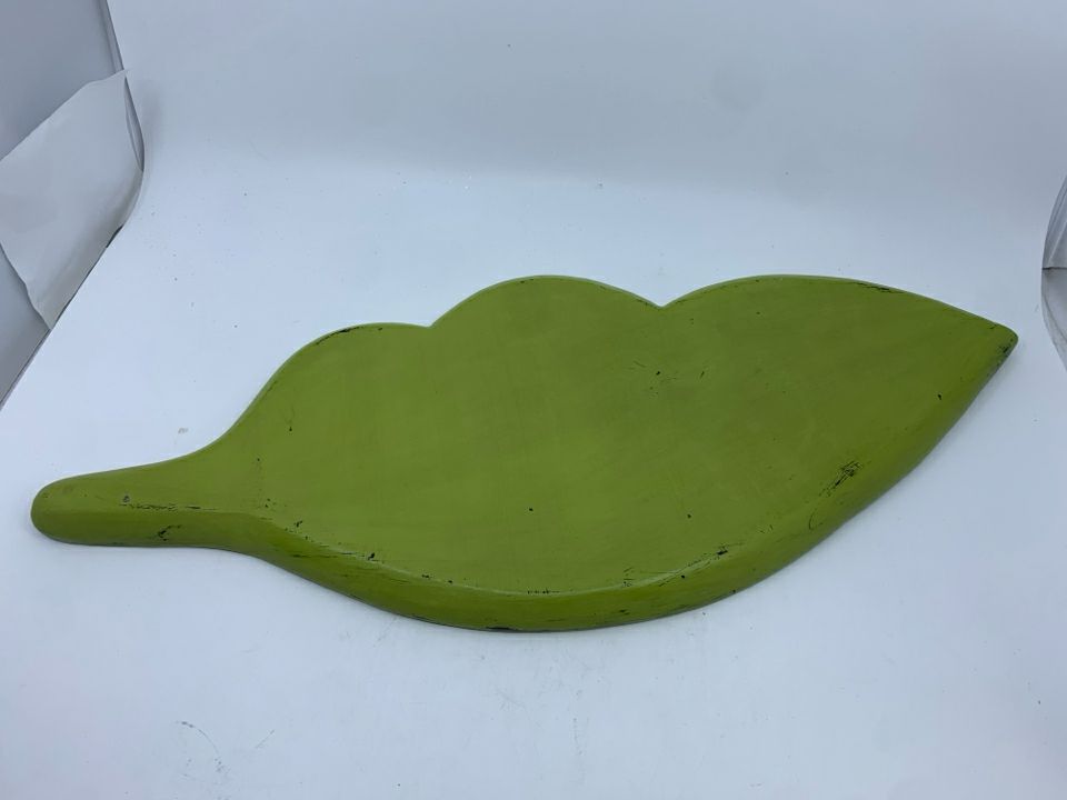 LARGE 3 SECTION LEAF PLATE.