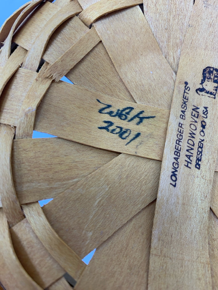 2001 ROUND BASKET W/BLUE STRIPE AND HANDLES.