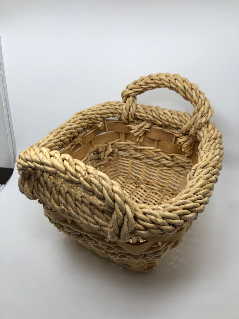 SQUARE LIGHT WOVEN BASKET W/WOVEN HANDLES.