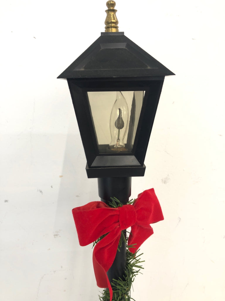 BYERS CHOICE LIGHT POLE W RED BOW.