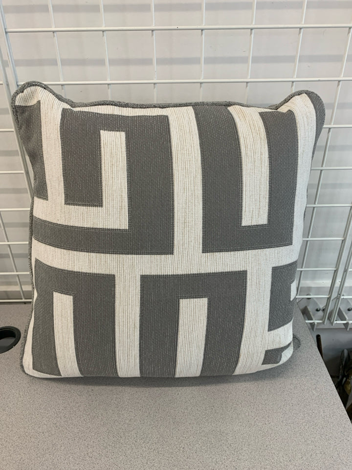 GREY/WHITE GEOMETRIC PILLOW.