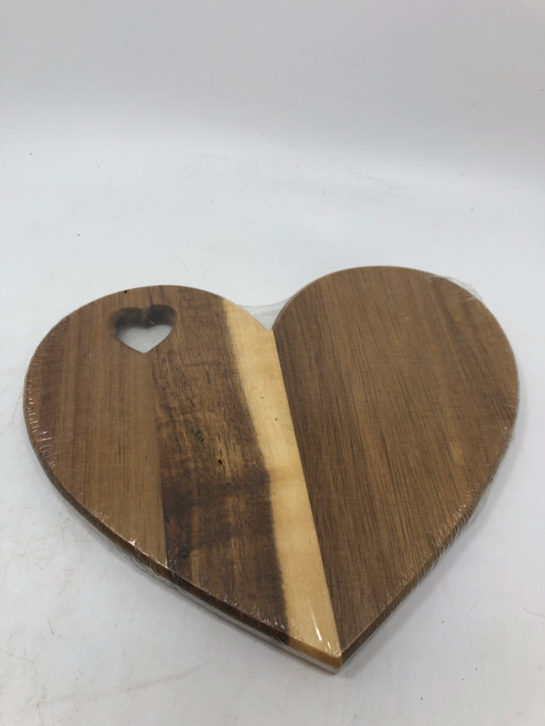NIP WOOD HEART SHAPED BOARD W/HEART CUTOUT.