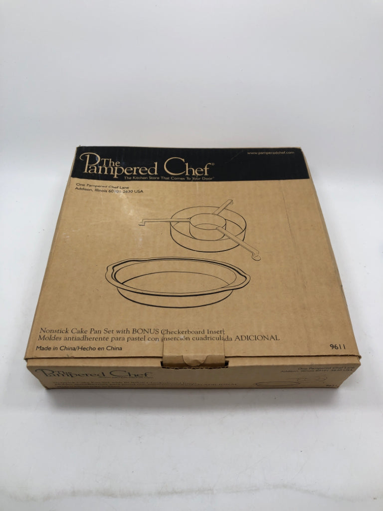 PAMPERED CHEF CAKE PAN SET IN BOX.