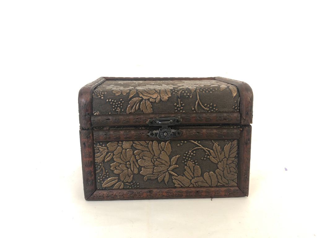 TRIPLE EMBOSSED STORAGE CUBES IN SHELF.