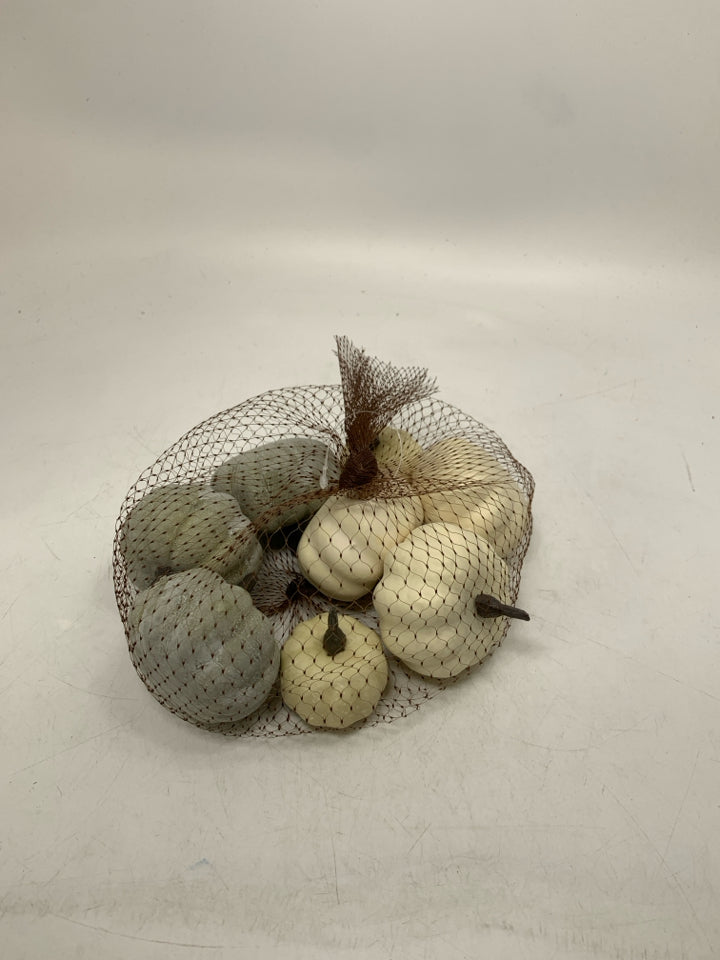 8 MINI PUMPKIN FILLER IN MESH BAG.