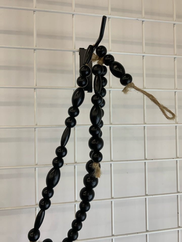 BLACK WOODEN BEADED GARLAND.