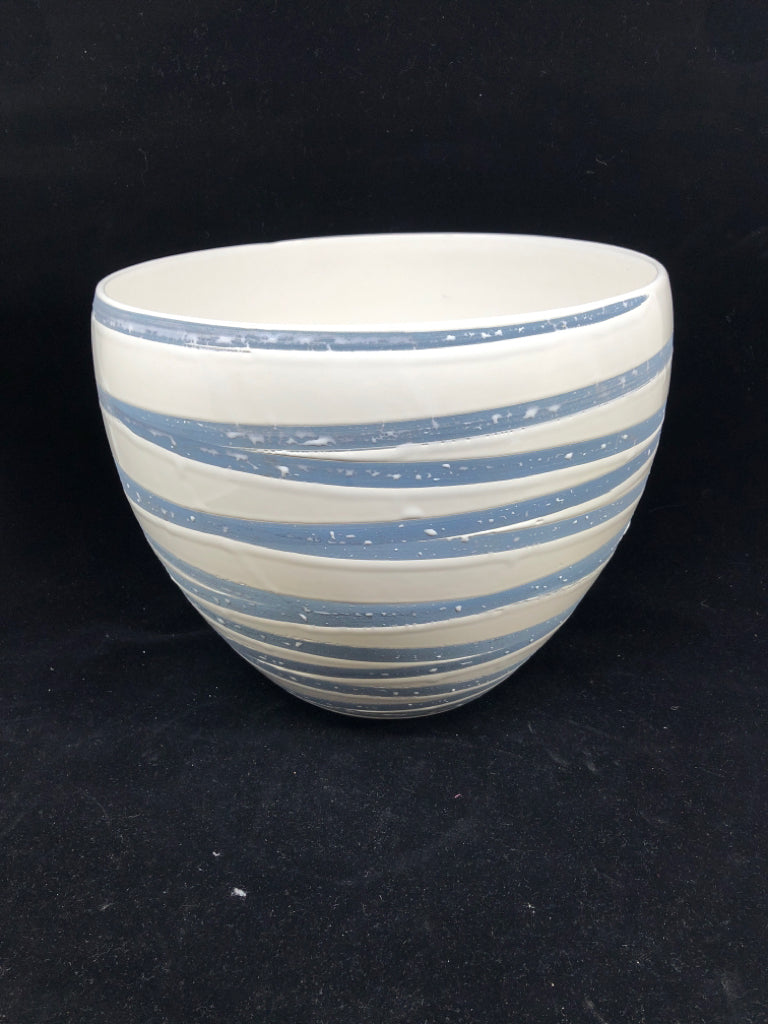 LARGE BLUE AND WHITE PLANTER.