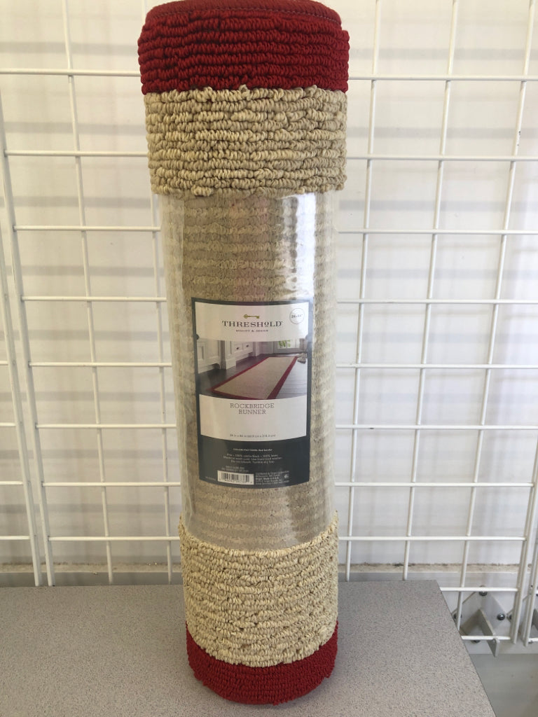 NIP MAROON/CREAM COLOR RUNNER.