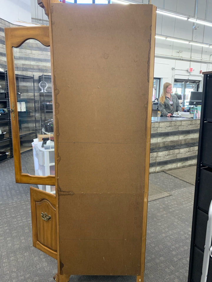 SOLID WOOD CORNER HUTCH W 2 SHELVES AND CABINETS.