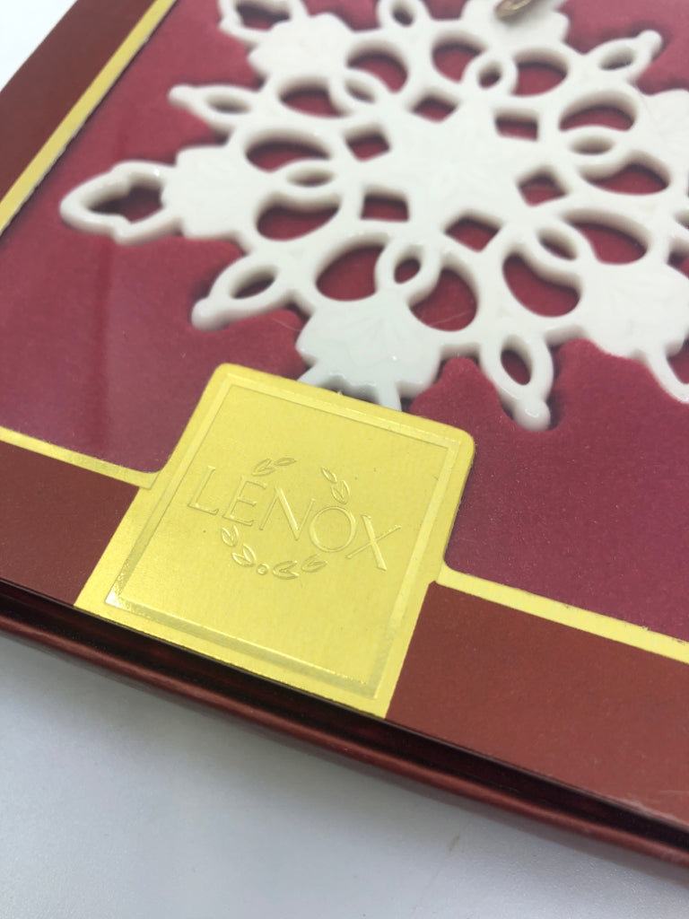 LENOX SNOWFLAKE ORNAMENT IN BOX.