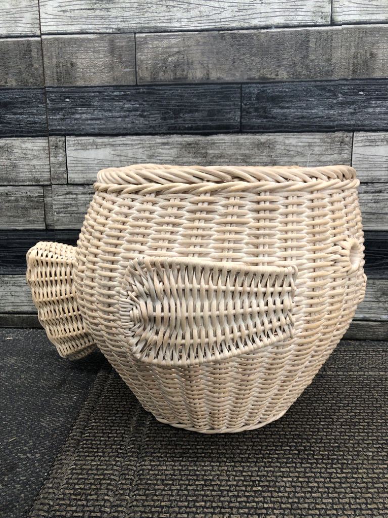 WICKER FISH SHAPED BASKET.