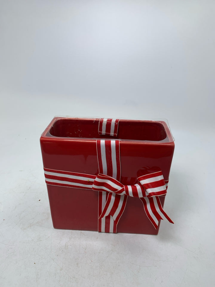 RED PLANTER PRESENT.