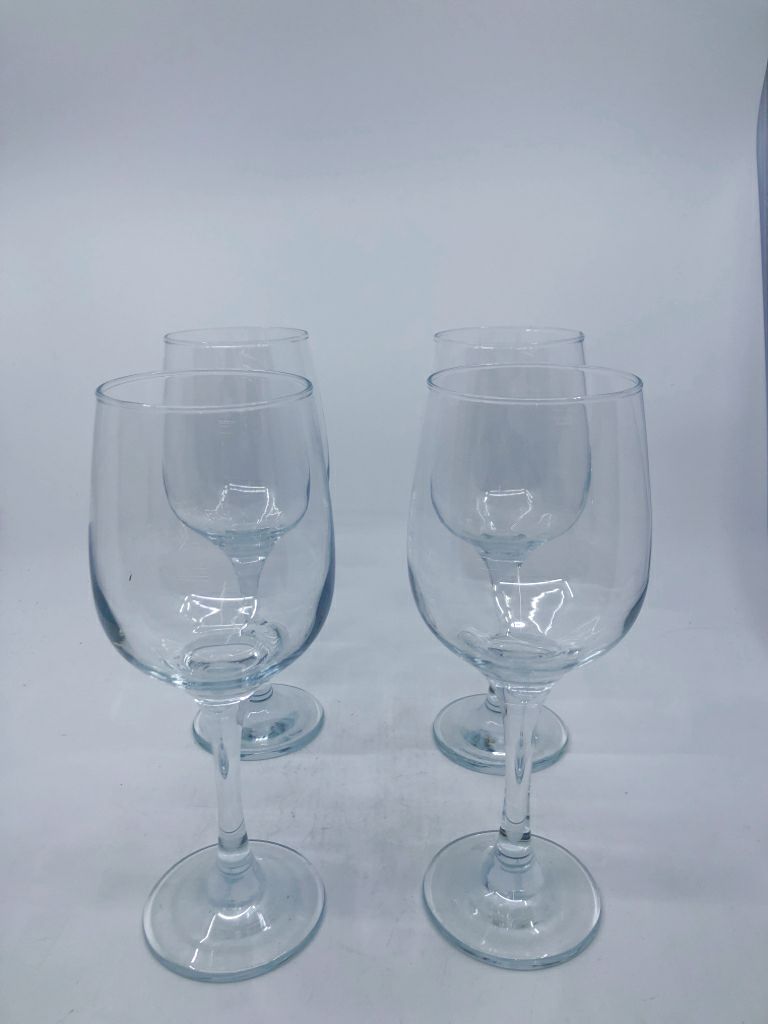 4 CLEAR GLASS WINE GLASSES.