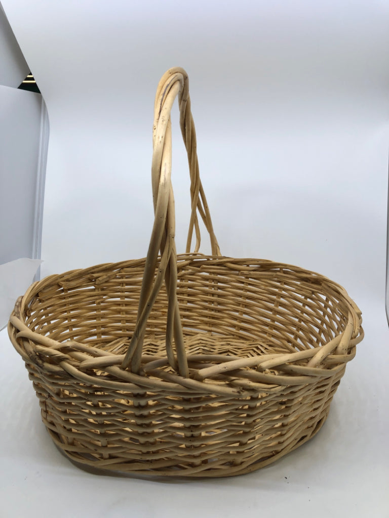 LARGE BLONDE BASKET W HANDLE.